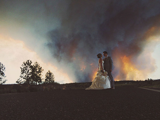 Illustration for article titled Couple Uses Raging Wildfire as Backdrop for Wedding Photos